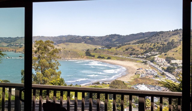 Hot Tub Overlooking Ocean!