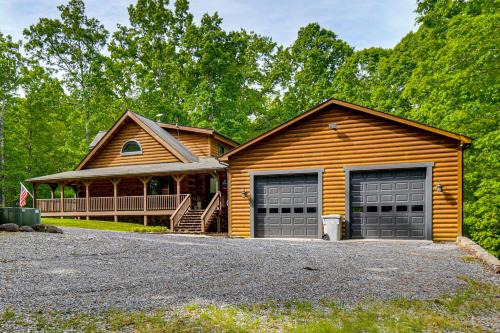 Hot Tub & Patio: Bedford Log Cabin on 10 Acres!
