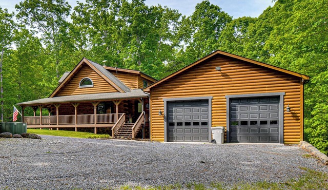 Hot Tub & Patio: Bedford Log Cabin on 10 Acres!