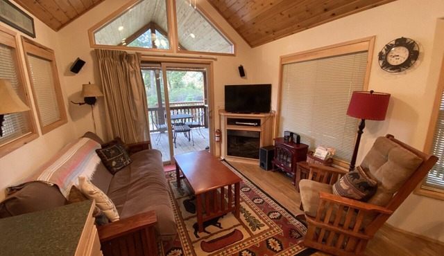 Hot Tub! Peaceful Mountain Cabin at Hyatt Lake