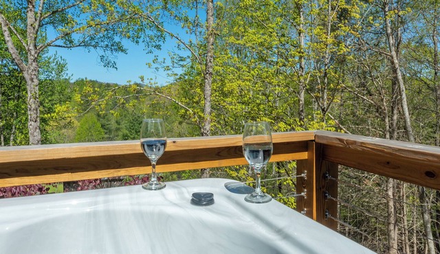 Hot Tub, Perfect Mtn Getaway, Wifi, Hiking, 15 mins to Blue Ridge Parkway.
