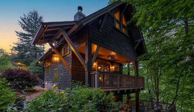 HOT TUB & PET-FRIENDLY Cabin in Cheshire Village