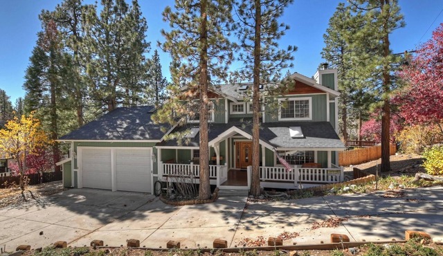 HOT TUB! PET FRIENDLY! Two Game Rooms! Propane BBQ! Log Furnishings! WiFi!