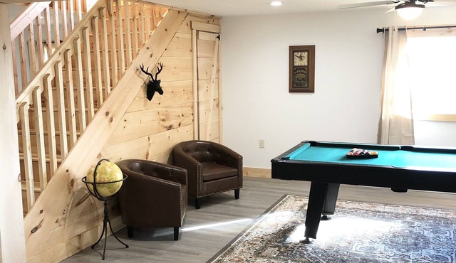 Hot tub-petfriendly-firepit-pool table-bar-3+acres