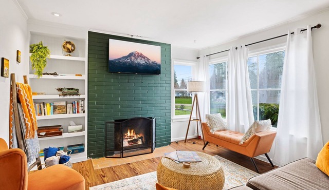 Hot Tub! Pets! Green Clean-Walking Distance to Proctor District