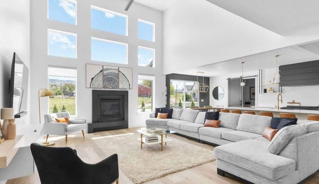 Hot Tub, Pickleball, Theater Room, Game Room!