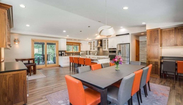 Hot Tub, Pickleball, Covered Deck at Remodeled Gem