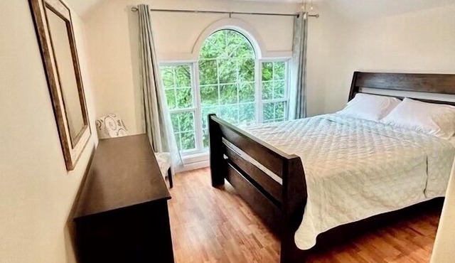 Hot tub, Play area, deck, fully loaded Log home seconds from a Provincial Park.