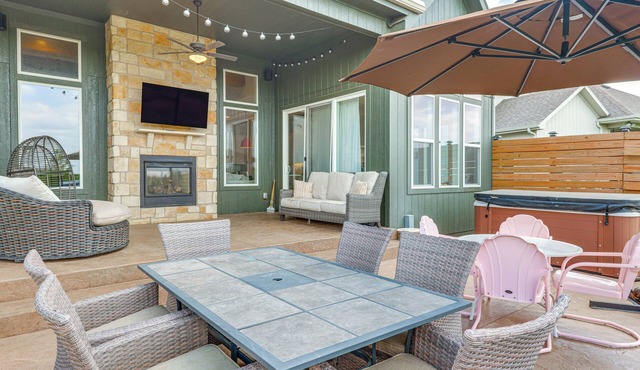 Hot Tub & Playset: Family Home in Overland Park!