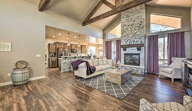 Hot Tub & Ponderosa Views! Luxe Cabin in Lakeside