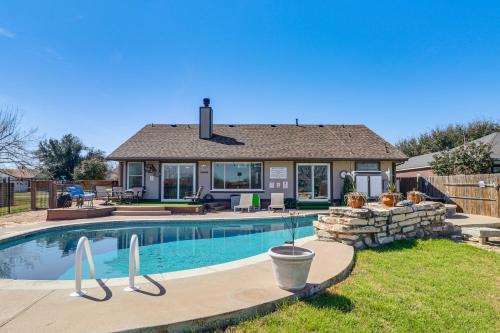 Hot Tub, Pool, and Fire Pit! Solar-Powered Hutto Gem