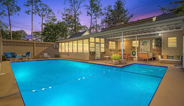 Hot tub, pool, bbq, game room near downtown