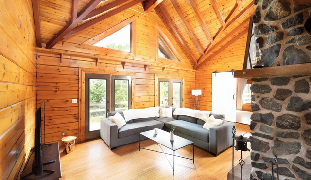 Hot Tub & Pool Cottage Escape