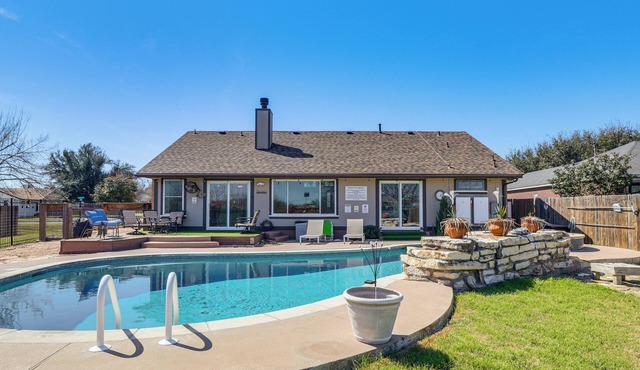 Hot Tub, Pool, & Fire Pit! Solar-Powered Hutto Gem