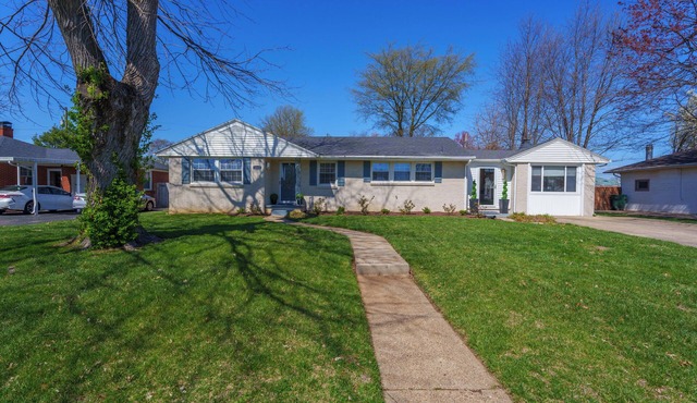 Hot tub/pool/firepit/3 bedroom Home center of town 2 Livingroom's sleeps 12