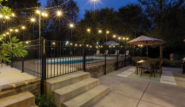 Hot Tub, Pool, Fully Loaded, 10 min to Bulleit Distillery, Between LOU and LEX.