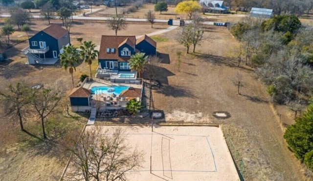 Hot Tub/Pool/Gameroom ~ Guesthouse ~ On 5 acres!