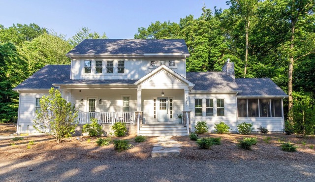 Hot tub & Pool in Gorgeous Wooded Community
