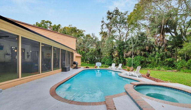 Hot Tub, Pool, Minutes to Busch Gardens: 3 King Beds, Mini Golf & More!