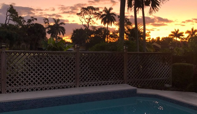 Hot tub/Pool over looking Golf course minutes To seagate and clam pass Beach