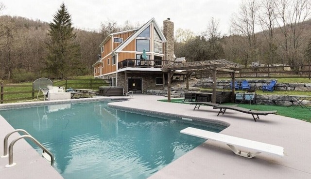 Hot tub, pool, Pickleball, Sleeps 10, Seneca Wine Trail nearby