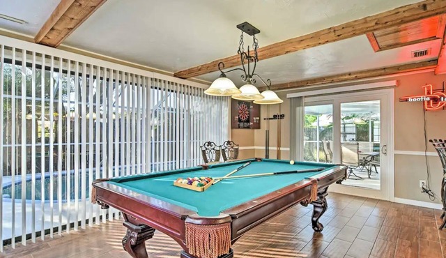 Hot Tub, Pool, Pool Table & more at Charming 3-bedroom house in Serene Largo