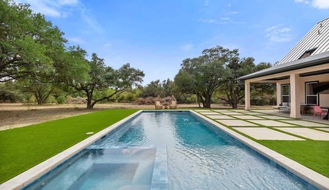 Hot Tub+Pool | Sleeps 16 | 8 Acres Minutes from RT