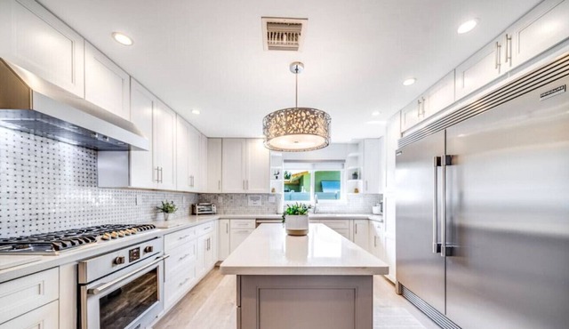 HOT TUB+POOL TABLE! WALKING DISTANCE TO BEACH!