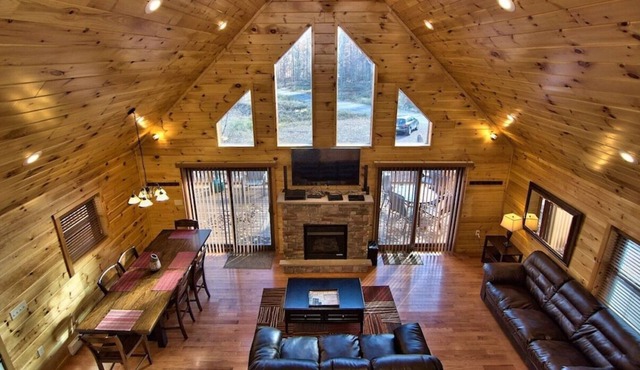 Hot Tub, Pool Table, Fire Pit, 5 MIN TO SKI SLOPES, Secluded /Pet Friendly!