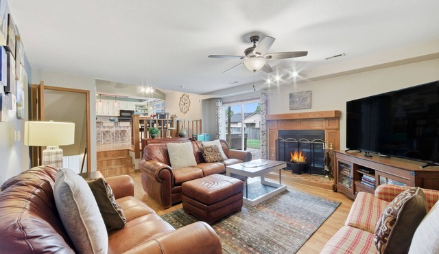 Hot Tub - Pool Table - Fire Pit - Family Friendly! Hosted by Homes by CNJ.
