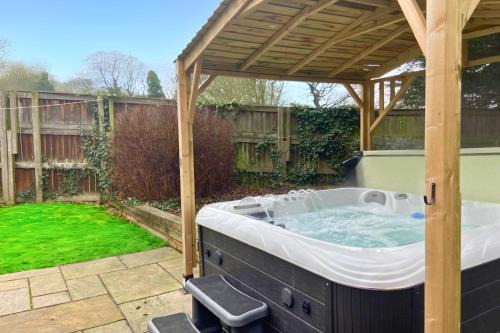 Hot Tub, Pool Table, Log Burner
