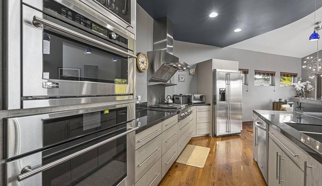 Hot Tub, Pool Table, Luxury, 5 Miles to Downtown Durango!