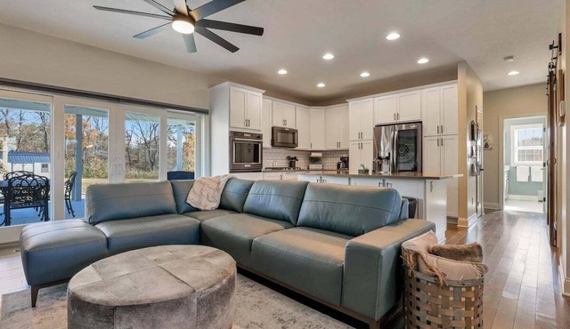 Hot Tub! Pool Table! Massage Chair! Fire Pit!