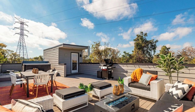 Hot tub, pool table, roof deck with city view - NO BUNKS