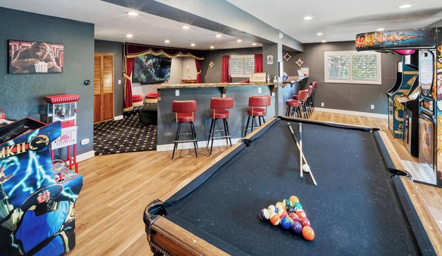 HOT TUB! Pool Table! Theater Area! Propane Barbecue! Multiple Fireplaces! Gourmet Kitchen!