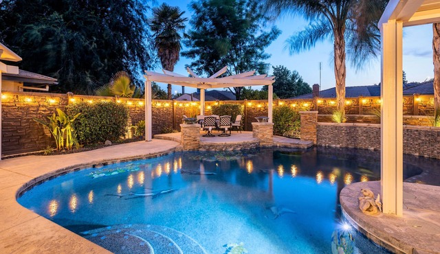 Hot Tub & Pool with 5 Cozy Bedrooms