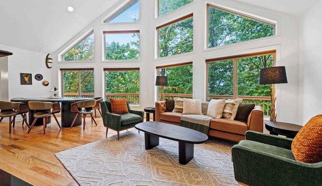 HOT TUB! PRIME LEAF PEEPING! Gorgeous 4BR