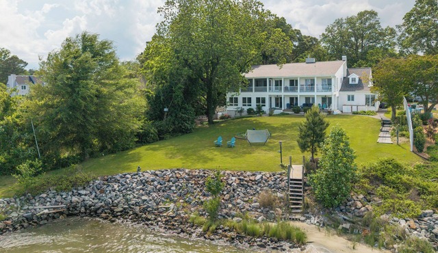 Hot Tub + Private Beach: Waterfront Urbanna Escape