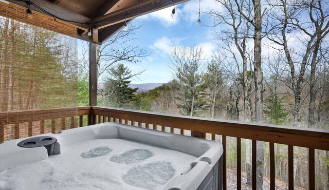 Hot Tub, Private Creek Access, High Speed Internet, Romantic vibes