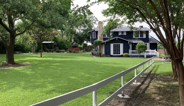 Hot Tub & Private Lake Modern Country Oasis in Heart of City
