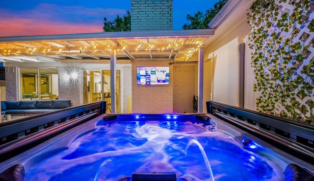 Hot Tub, Putting Green, Game Room!