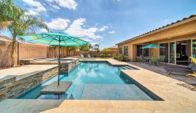 Hot Tub & Putting Green: Home in Surprise