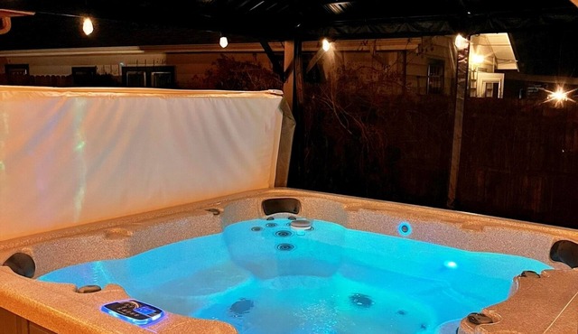 Hot tub, Quiet 3 Bedroom, Close to Downtown, WFH
