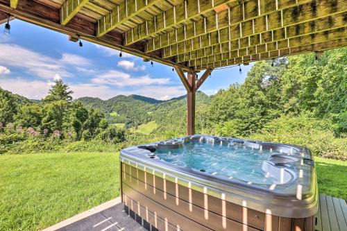 Hot Tub Relaxation Mountaintop Gem in Burnsville!