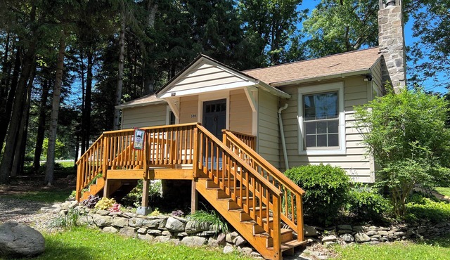 Hot Tub, Relaxing Hammock under the trees, Fire pit, BBQ, surrounded by nature