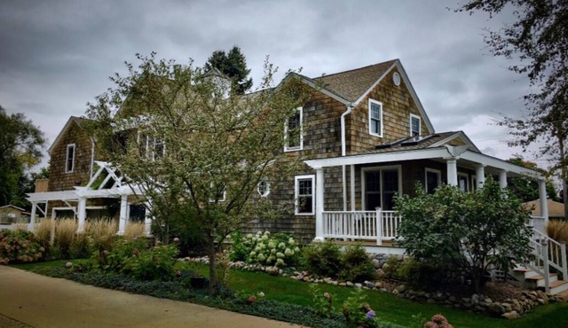 Hot tub relaxing retreat. Large group gatherings! Business travel.