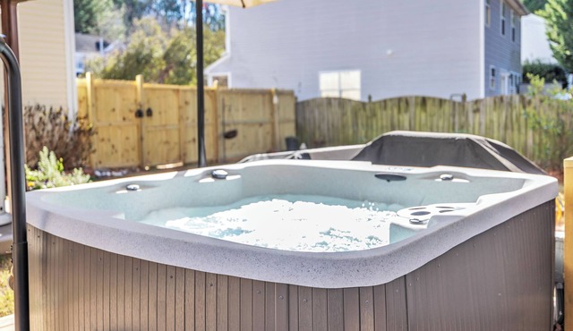 HOT TUB! Renovated, Sleeps 6, pets OK! Close to everythingn