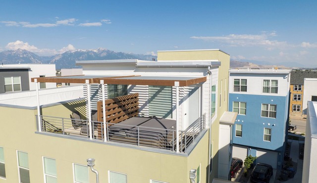 Hot Tub! Rental Sleeps 8! 30 Day Minimum!