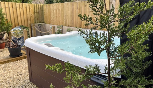 Hot tub Retreat In The Valley's Of South Wales