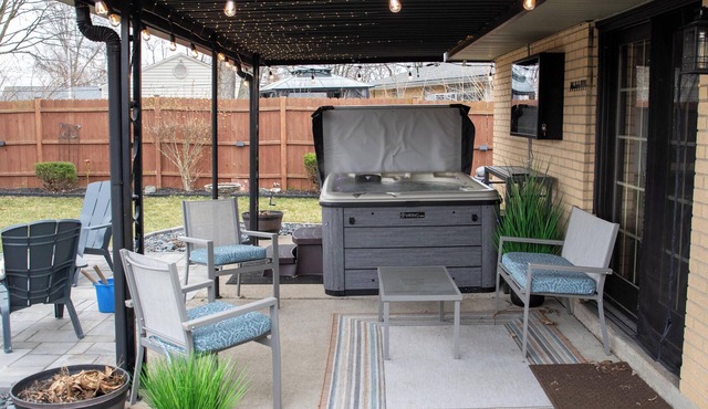Hot Tub Retreat in Huber Heights – Near Rose Music